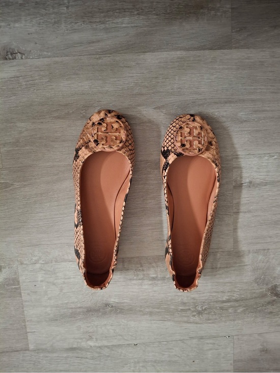 Tory Burch Shoes - Tory Burch Snake-Print Ballet Flats in Tan and Black size 6
